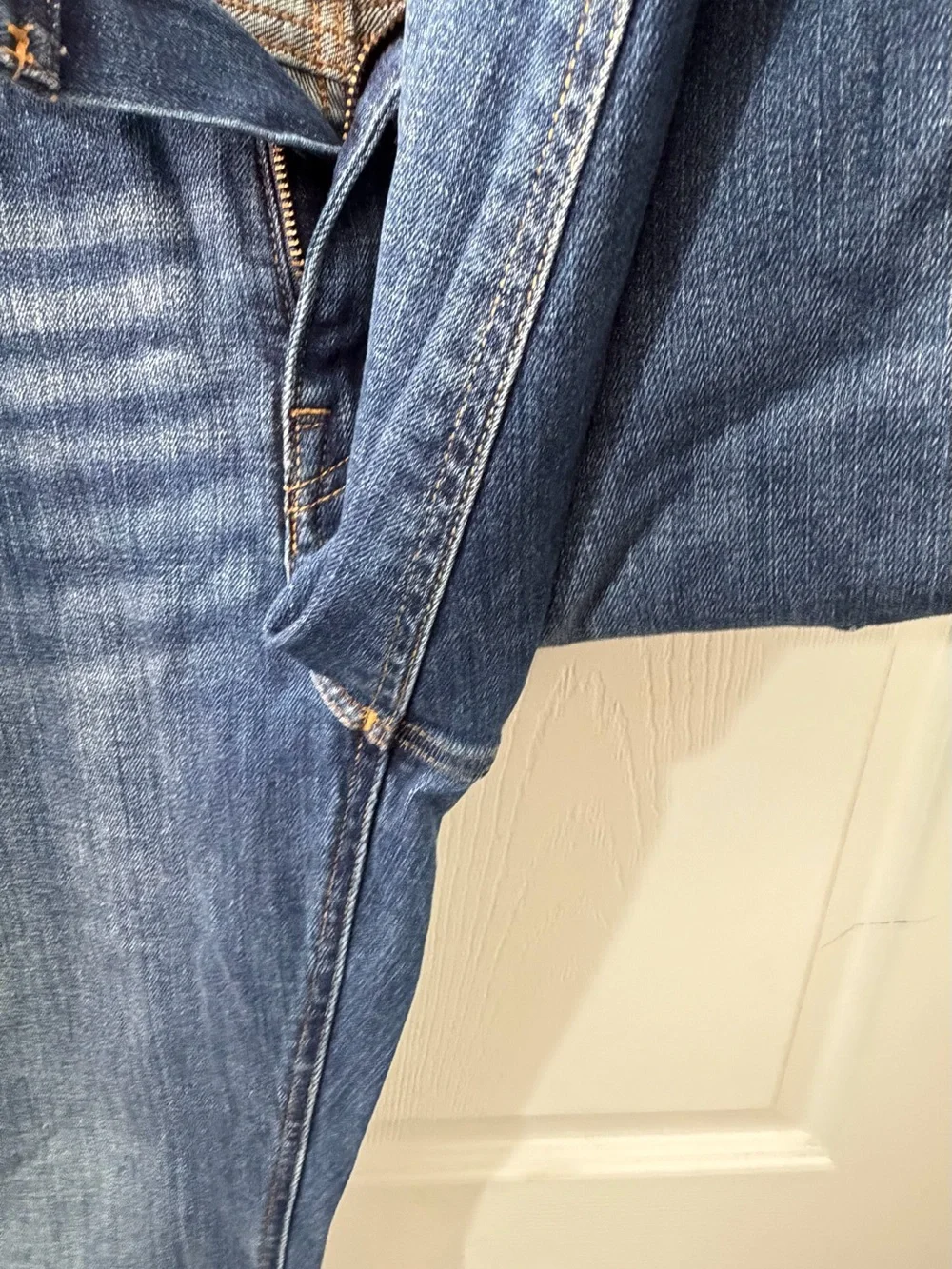 J.Crew The Sutton Jeans Mens 33x32 Slim Straight Stretch Distressed Medium Wash